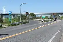 国道1号（国道25号重複）と直接接続する。画像左 : 国道1号から名阪国道（天理方面）への入口。画像右 :名阪国道上り終点から東名阪自動車道接続地点を望む。左側に国道1号四日市方面からの流入路と同方面への流出路を望む。