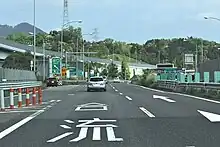 国道1号（国道25号重複）と直接接続する。画像左 : 国道1号から名阪国道（天理方面）への入口。画像右 :名阪国道上り終点から東名阪自動車道接続地点を望む。左側に国道1号四日市方面からの流入路と同方面への流出路を望む。