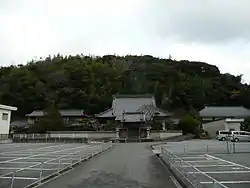 法蓮寺の背後にある藪林が亀山城跡