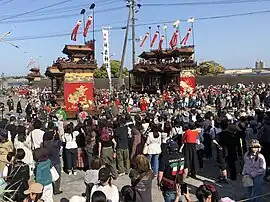 神前神社前に集結する山車。亀崎潮干祭。