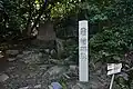 境内奥にある亀崎城址の碑