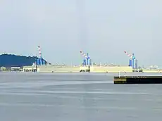世界初の洋上石油備蓄システムを採用した上五島石油備蓄基地。（2007年8月18日）