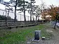 内提に沿うように整備された緑ヶ丘公園。柵の左側は宮内庁管理地の内提。