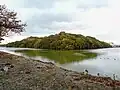 前方部西側隅から見た全景