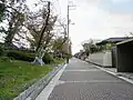 緑ヶ丘公園の前面道路。左は公園。（後円部側から前方部方向）