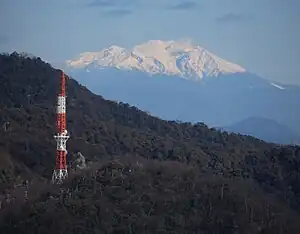岐阜シティ・タワー43から望む、金華山上にある上加納山タワーと御嶽山
