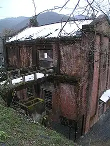 現場は旧・上久下村営水力発電所のすぐ下の川床である