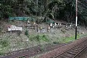 山側に置かれた狸の焼き物