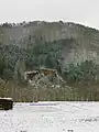 飯森地区、崩壊箇所を国道148号から見る