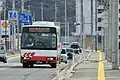 行先表示器にBRTであることを表示して走行するミヤコーバスの路線バス