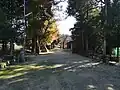 境内から東にみる参道。左端に「剣岩」が映る。