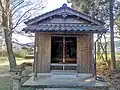 参道横の川裾神社
