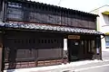 商家(福井県敦賀市) 一階、二階共に窓に格子を据えている。
