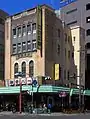 日中の外観