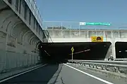 オンランプはトンネル内で本線に合流する