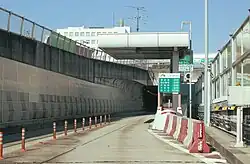 縦分離方式のトールゲート。一般用は右レーンを通過レーンとして奥のゲートに連絡する。