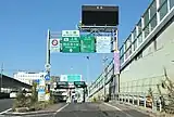 インター入口も方面表示。上社ICの場合、四日市、名古屋西JCT方面のみアクセス可能で東名高速、名古屋南JCT方面にはアクセス不可。