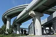 大きく旋回するアプローチ部分