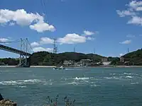 関門海峡越しに望む旧壇ノ浦(現在のみもすそ川公園付近)に、1歳の清張が下関市内で最初に住んだ街道沿いの家があった。「裏はすぐ海になっているので、家の裏の半分は石垣からはみ出て海に打った杭の上に載っていた」(「父の故郷」)。