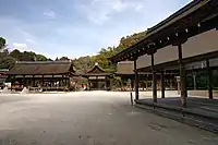 境内楽舎（手前）、細殿・橋殿・土舎（奥、左から）