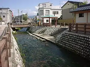 鴨川:市内中央を流れる。毎年サケの放流が行われる。
