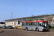 駅前に停車中の新潟交通観光バスの路線バス車両(2020年4月)