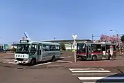 駅前を出発する市民バスと越後交通の路線バス車両(2020年4月)