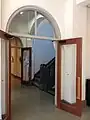 ロビーから階段に向かう通路