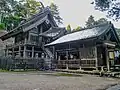 拝殿（右）と本殿（左）