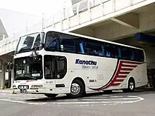 【外観比較】左：本来の貸切車（例）　右：兼用車