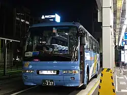 「ミッドナイトアロー湘南」は神奈川中央交通とジェイアールバス関東との共同運行。神奈川中央交通担当車は下記の羽田空港線用車両と同一である点に注目。 (ひ802)/(H654-87435)