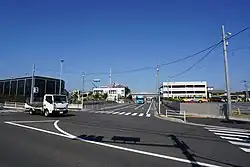 橋本営業所(左が2017年10月現在、右が改築前の2008年2月)。改築前の橋本営業所は「相模原営業所峡の原操車所」だった。