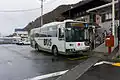 駅前に停車する中型車野11系統、藤野駅前にて2012年撮影