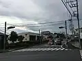 川尻交差点（相模原市緑区）。国道413号線と交差する。右正面は県道48号線・起点方向