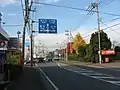 向原交差点手前。手前が起点方面。