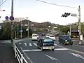 山王神社前交差点。中央の陸橋が終点方面で手前が起点方面。