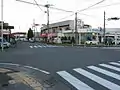 箕輪交差点 - 右が厚木方面、左が津久井方面、奥が起点方面