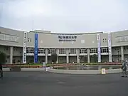 1号館正面と池