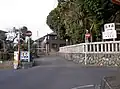 五社神社横の一方通行区間（起点側より撮影）。起点側からは左の道を迂回する必要がある（北緯35度26分13.3秒 東経139度24分29.2秒﻿ / ﻿北緯35.437028度 東経139.408111度﻿ / 35.437028; 139.408111﻿ (一方通行区間)）