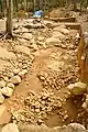 東島状遺構左に島状遺構、右に墳丘、中央上に土橋。右下の柵状埴輪をはじめ多くの埴輪が出土した。2018年調査時。