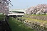 香流川直下を名東トンネルが横断する。奥の高架橋は引山ICオンランプ。