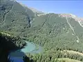 カナス湖と付近の山