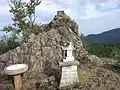 岩山山頂奥宮（手前）と護摩壇跡（頂上）。