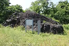 金島の浅間石。渋川市川島。群馬県指定天然記念物。1952年(昭和27年)11月11日指定。高さ4.4メートル。上面の直径東西15.75メートル、南北10メートル、周囲43.2メートル。2018年6月2日撮影。