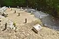 南門付近の掘立柱建物跡建物柱8本と柵列を標示。