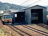 金屋口駅の構内。右側が車両基地。（1996年2月）