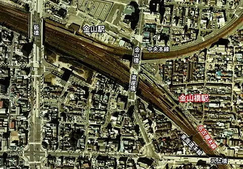 高座橋東側に名鉄金山橋駅、金山橋西側に中央本線金山駅がある。東海道本線に駅はないが、ホーム分の用地が確保されている。帰属：国土交通省「国土画像情報（カラー空中写真）」配布元：国土地理院地図・空中写真閲覧サービス