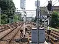 当駅南側の配線。正面奥側に本線、右手側に逗子線が分岐していく（2010年8月）