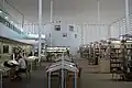 天井を支持する直径30cmの鋼管