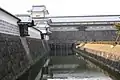 出窓型。出格子の出窓で、屋根は向唐破風(金沢城の塀、五十間長屋。石川県金沢市)